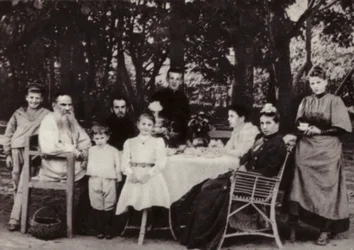 L N Tolstoi mit seiner Familie am Teetisch im Park, Jasnaja Poljana, 1892